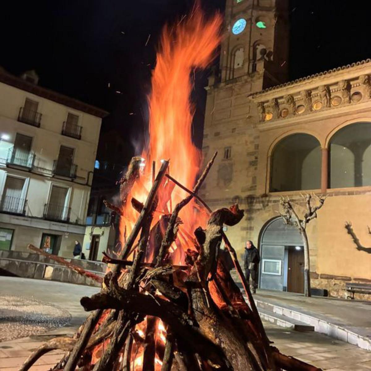 Hoguera de San Antón en Morata de Jalón. | SERVICIO ESPECIAL