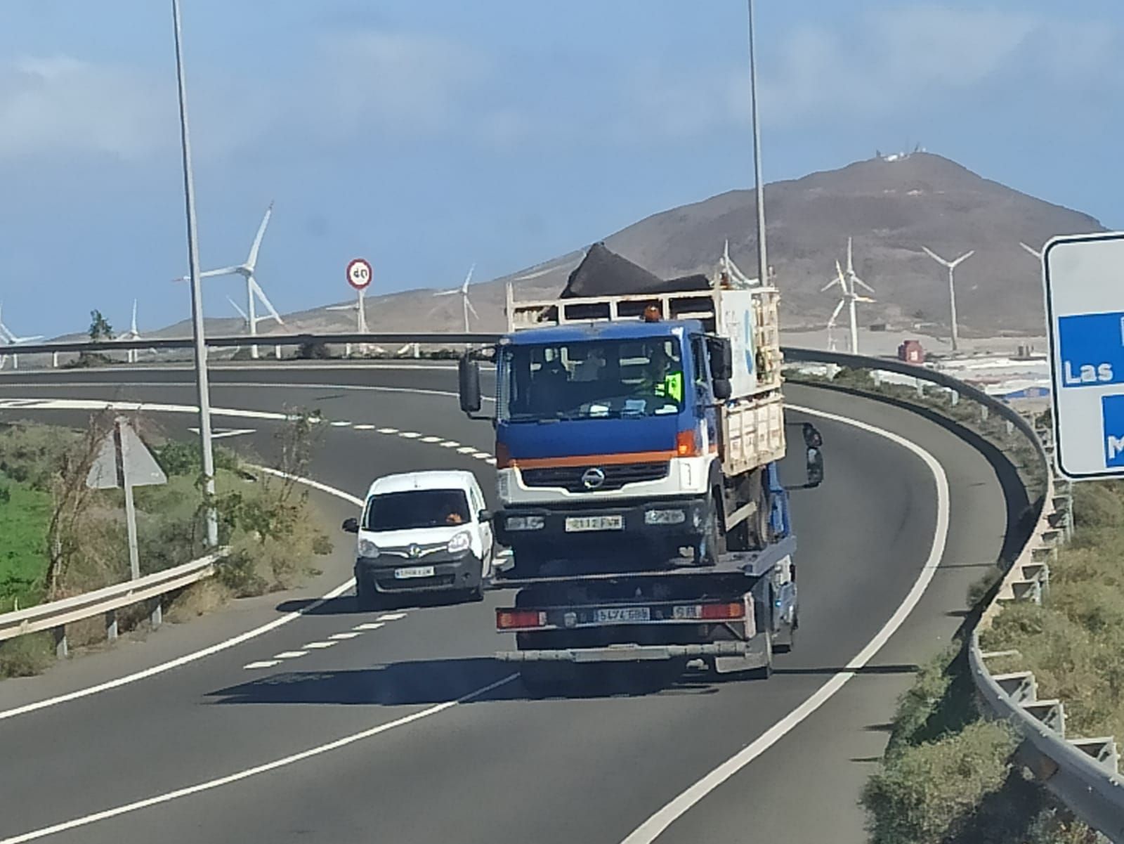 Una grúa remolca una camioneta con su conductor dentro por la GC-1