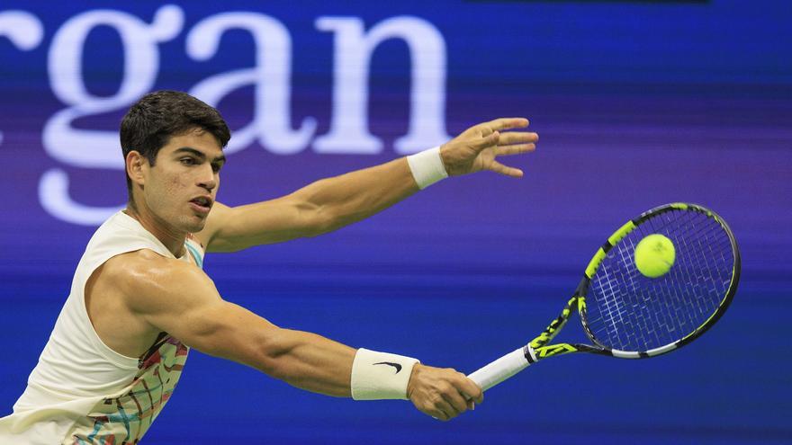 29 August 2023, US, New York: Spanish tennis player Carlos Alcaraz in action against Germany's Dominik Koepfer during their Men's Singles First Round match on Day Two of the 2023 US Open at the USTA Billie Jean King National Tennis Center. Photo: Javier R