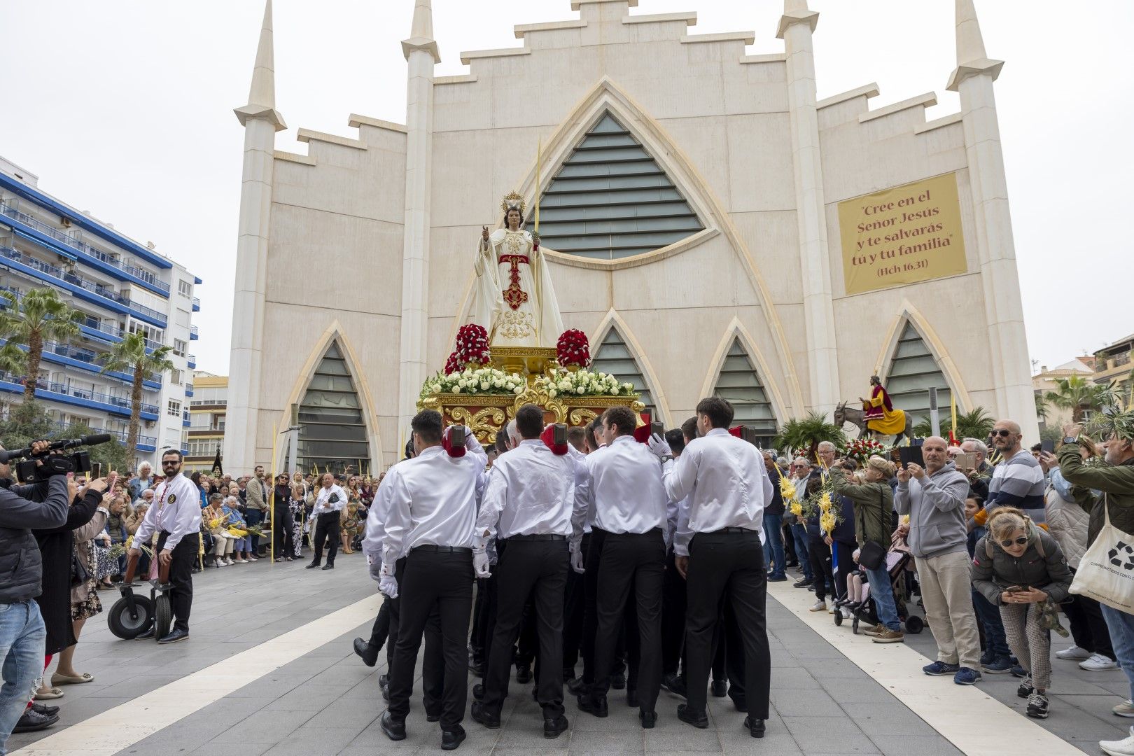 Bendición y procesión de Las Palmas en Torrevieja de Domingo de Ramos en la Semana Santa 2024