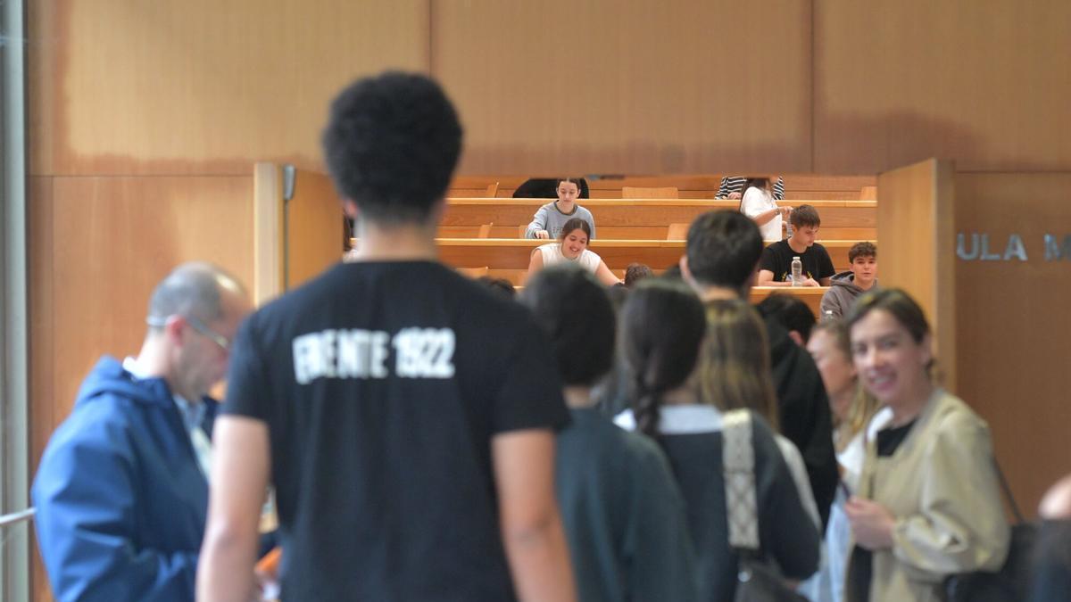 Jóvenes en el examen de la PAU.