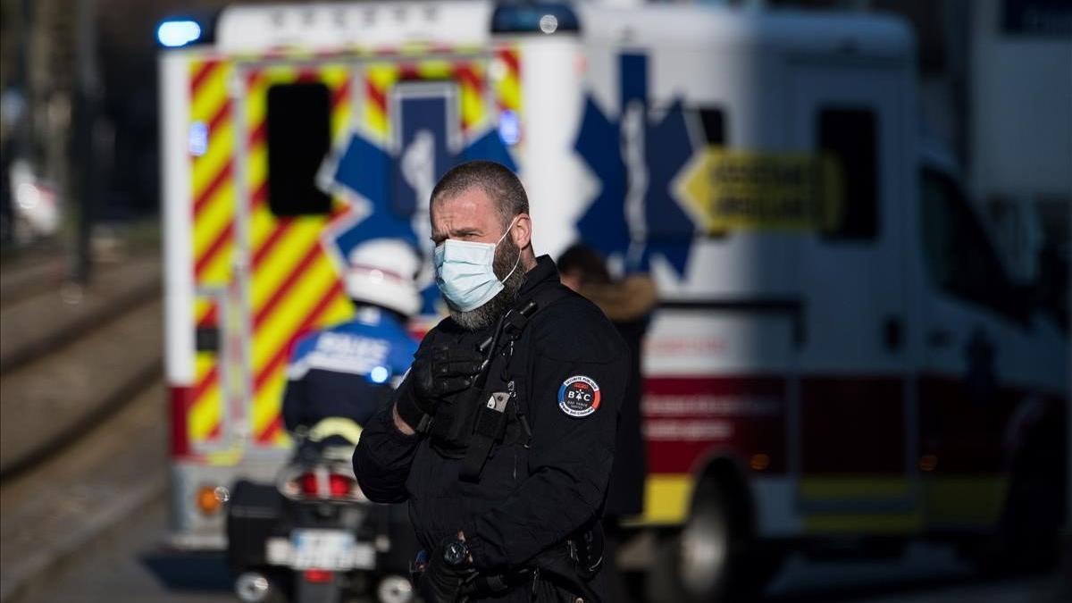 Oficiales de policía escoltan un convoy de  ambulancias que llegan para atender a pacientes infectados de coronavirus, en Nantes.