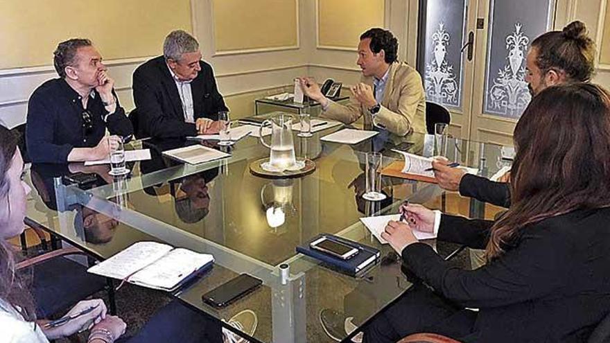 Imagen de la reuniÃ³n celebrada el pasado dÃ­a 11 entre Marc Pons y los promotores inmobiliarios.