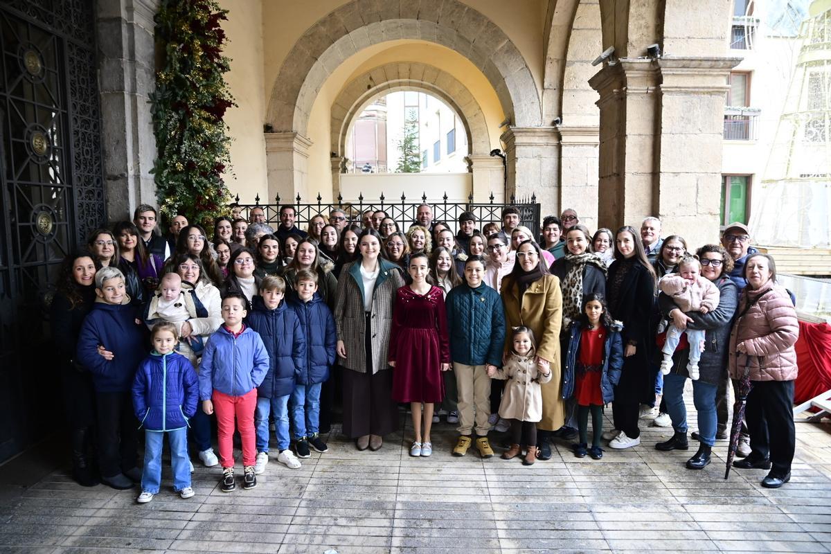 La comissió de Cor de la Ciutat, davent del Palau Municipal.