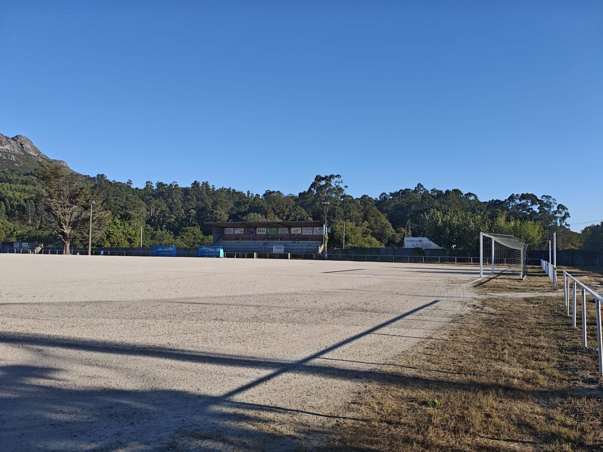 El campo de fútbol de A Pasaxe, en Vincios, en terrenos donde está previsto desarrollar la segunda fase del polígono industrial.