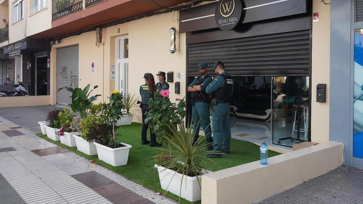 Agentes de la Benemérita durante el registro de un local en Vila este martes.