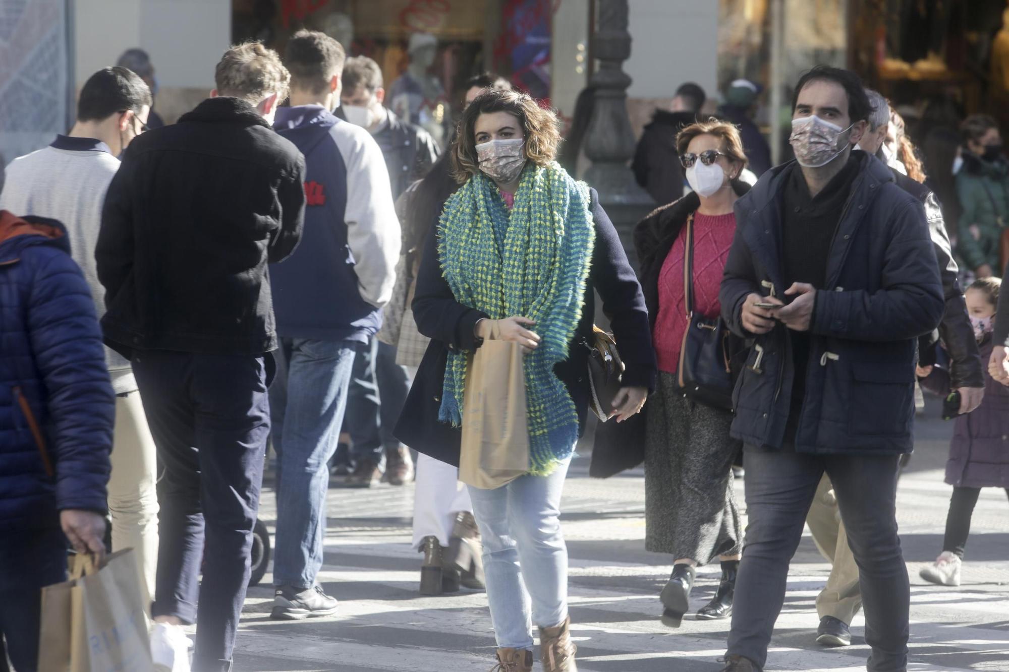 Aglomeraciones en las tiendas del centro de València por las compras de Navidad