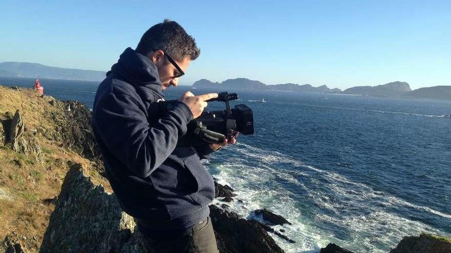 Khris Cembe, grabando imágenes para su cortometraje en el entorno de Cabo Home. // FdV