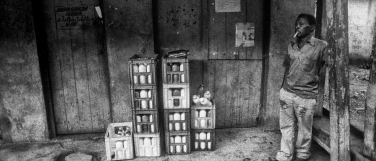 Desabastecimiento en una tienda del entorno natural de El Toa en 1991.   | DELMI ÁLVAREZ