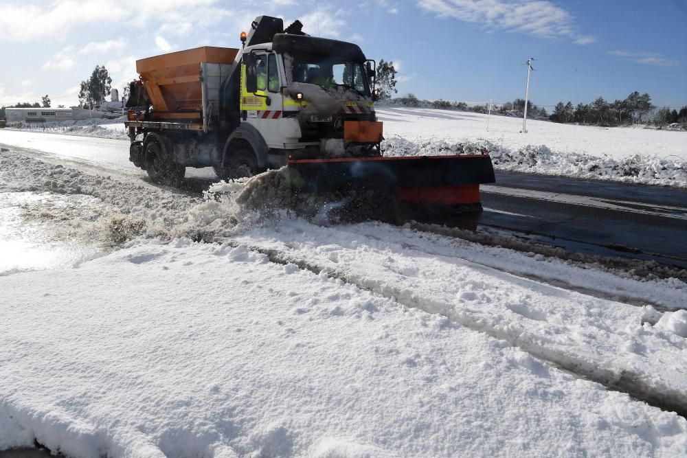 La nieve complica el tráfico en la A-6