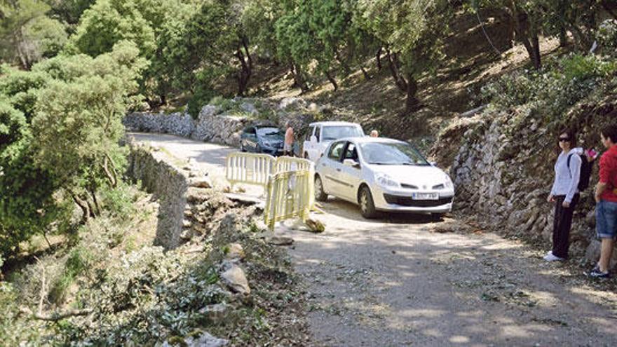 Un coche esquiva la zona del desprendimiento de la gran roca en el Port des Canonge.