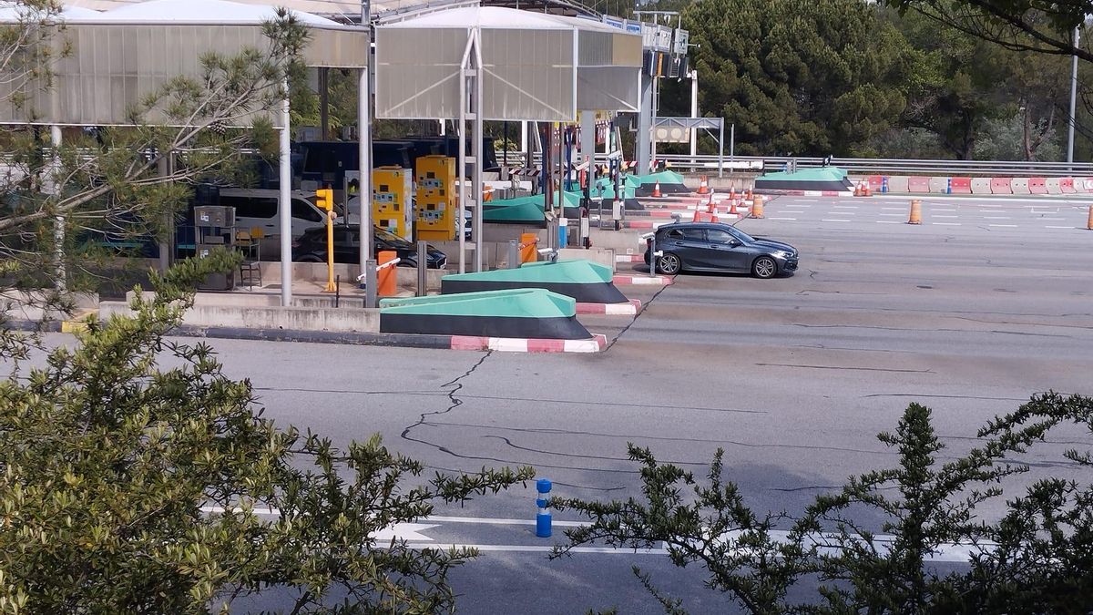 Un vehicle sortint de peatge troncal de Sant Vicenç/Castellbell en sentit Manresa