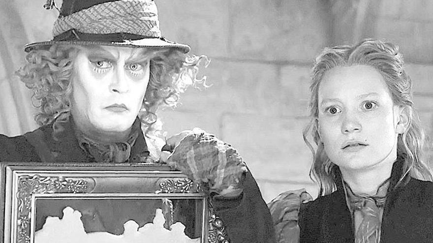 Johny Deep y Mia Wasikowska.