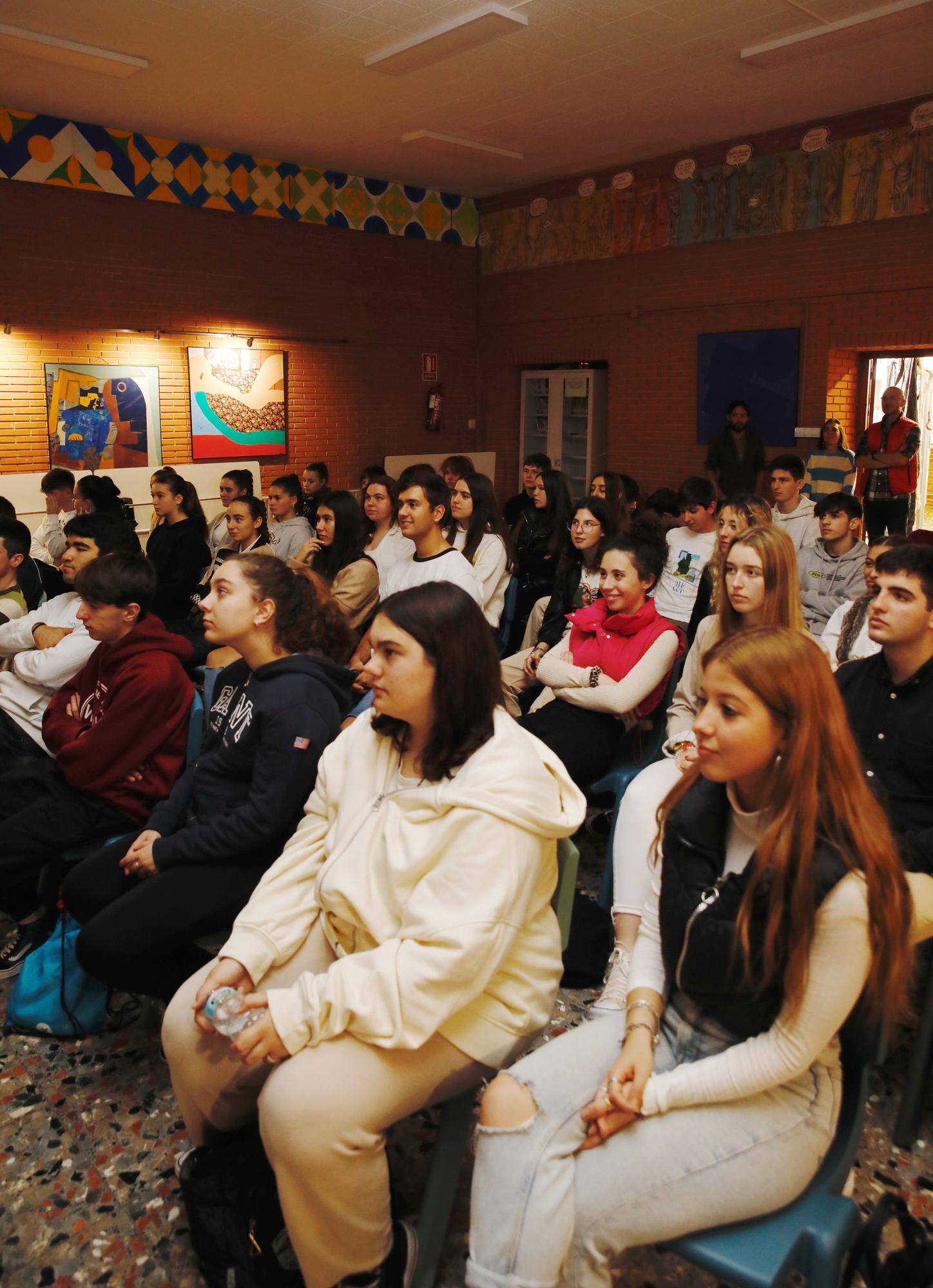 EN IMÁGENES: Así fue la visita de Adam Michnik al instituto de Roces en Gijón