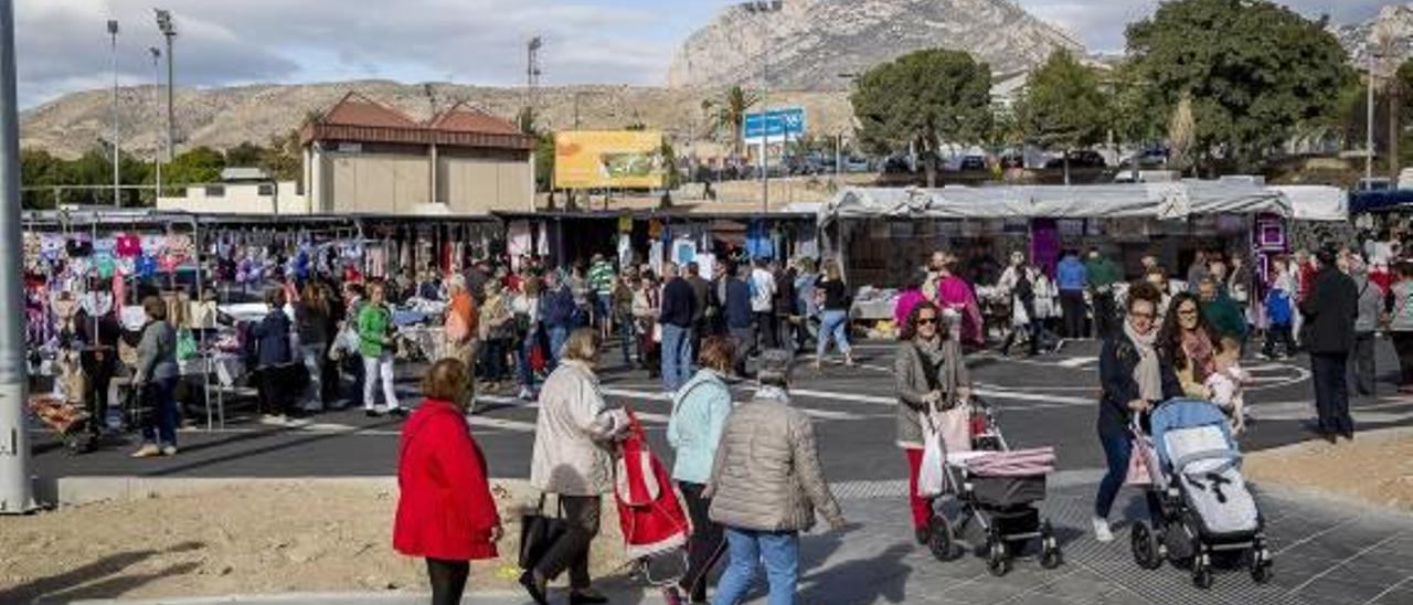 El traslado del mercadillo por la feria gusta a todos