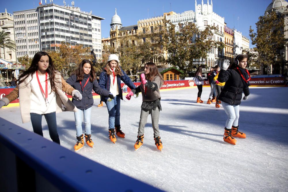 Primer día de los árboles de Navidad, pista de patinaje sobre hielo y el tiovivo del ayuntamiento