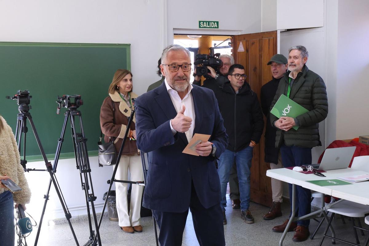 El candidato de Vox a la Presidencia de Castilla y León, Carlos Pollán, ejerce su derecho al voto, a 15 de marzo de 2026, en Carbajal de la Legua, Sariegos, León.