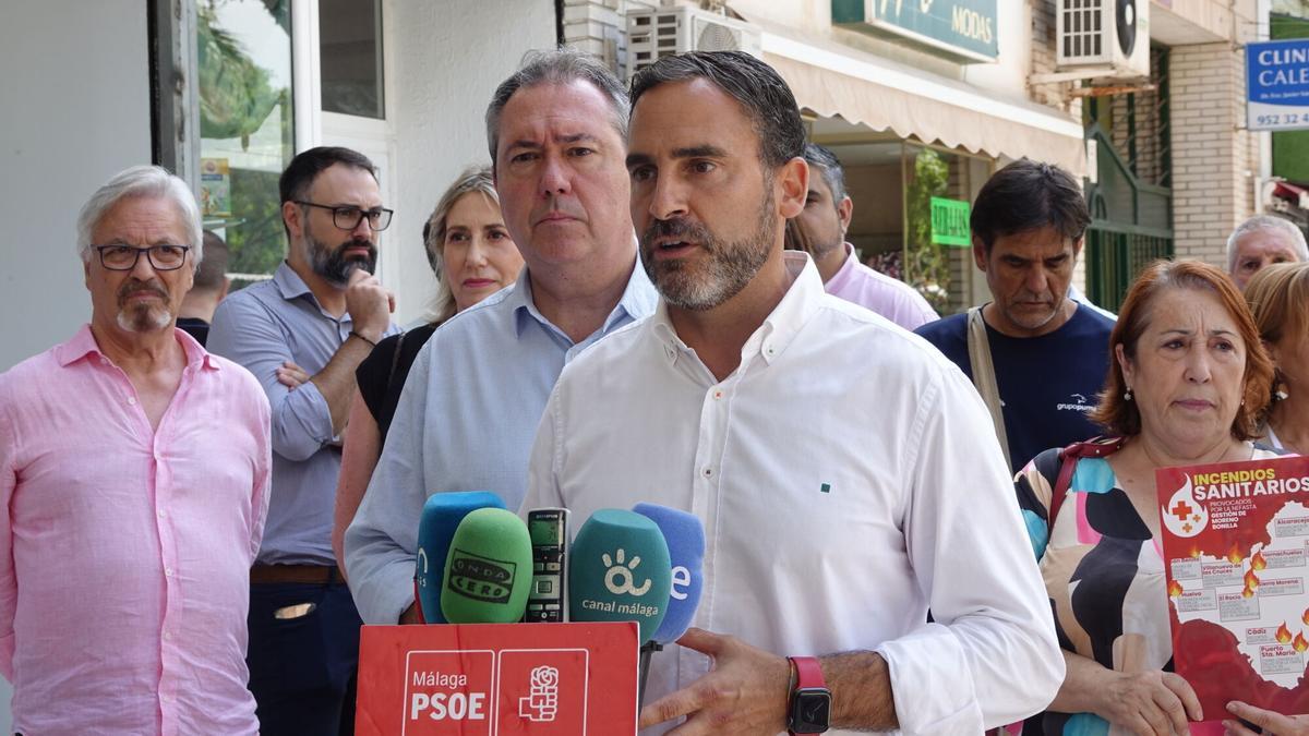 El secretario general del PSOE de Málaga, Daniel Pérez, junto al exsecretario general del PSOE de Andalucía, Juan Espadas este pasado verano en Málaga