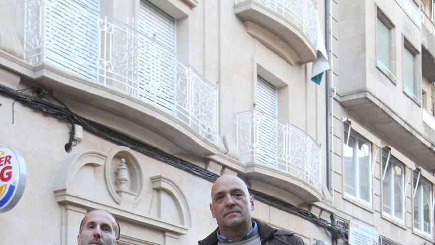 El portavoz de DO, Pérez Jácome, y el edil Ojea, ante el edificio rehabilitado en la ciudad. // Iñaki Osorio