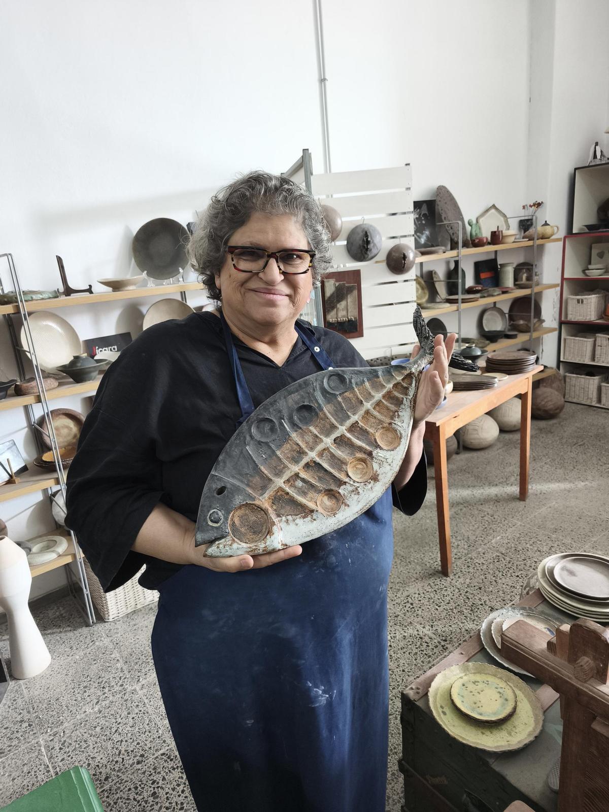 La artesana, mostrando una de sus piezas.