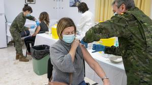 Varios militares colaboran en el proceso de vacunación contra la covid-19 en el Hospital General de la Defensa de Zaragoza, este jueves. 