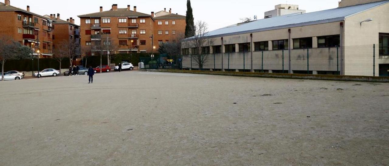 Solar de Valdefierro que se convertirá en un aparcamiento de coches.