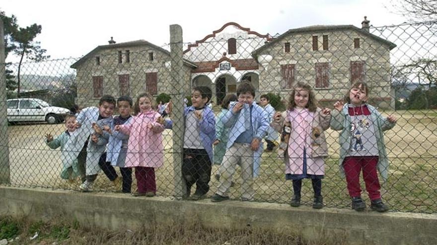 Unos niños durante el recreo de la escuela infantil de Mos.