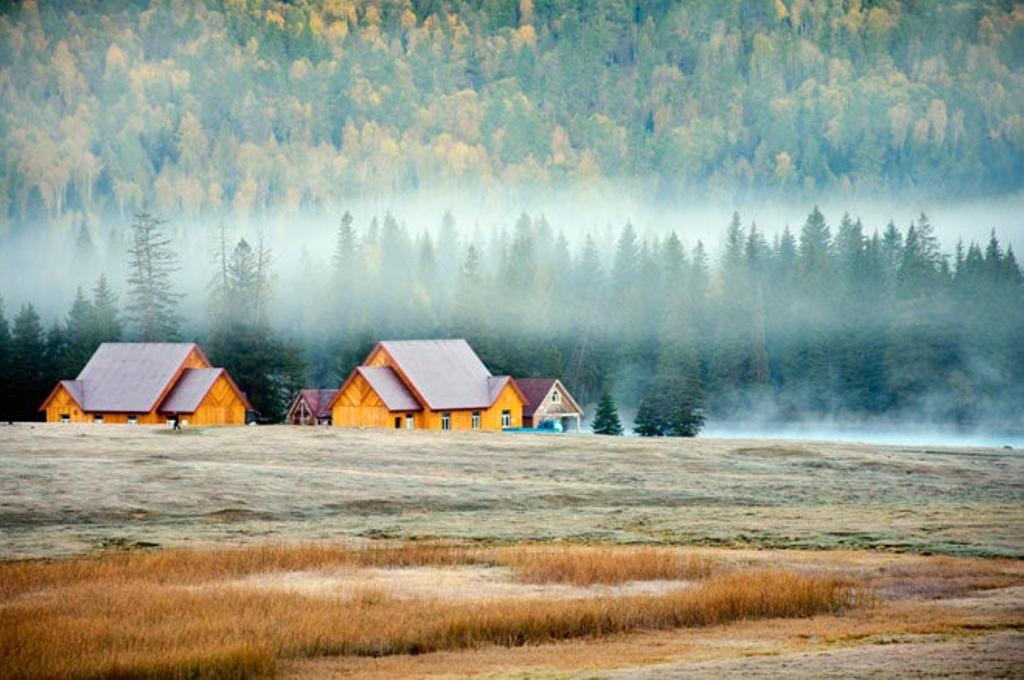 Casas a la orilla del lago Kanas.