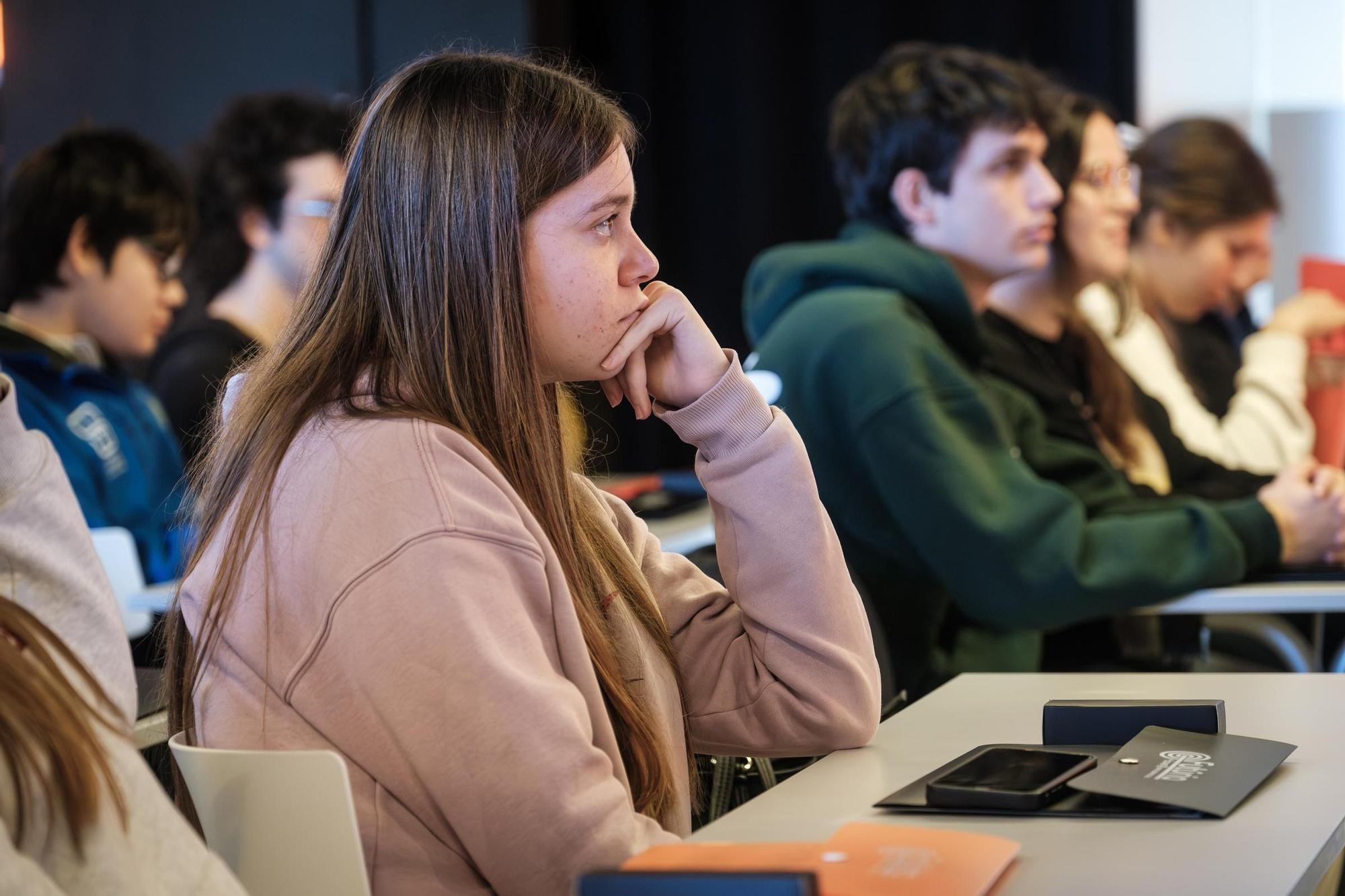 Unos alumnos atienden en una sesión de Futúria + Jove