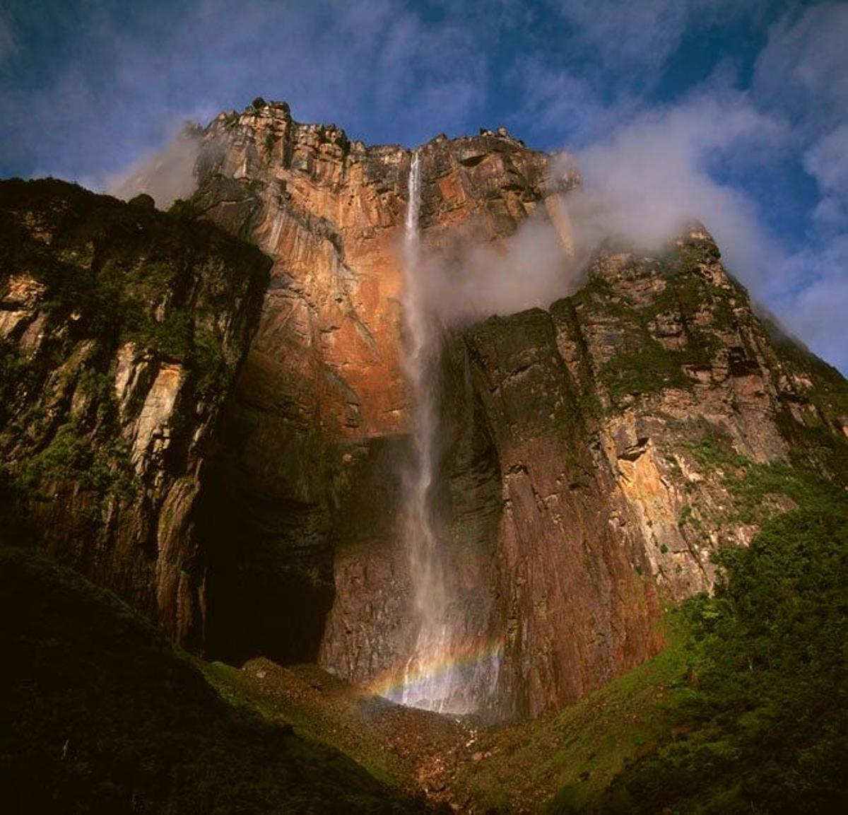 El Salto del Ángel es la cascada más alta del mundo y se encuentra en Venezuela, en el Monte Auyantepui.