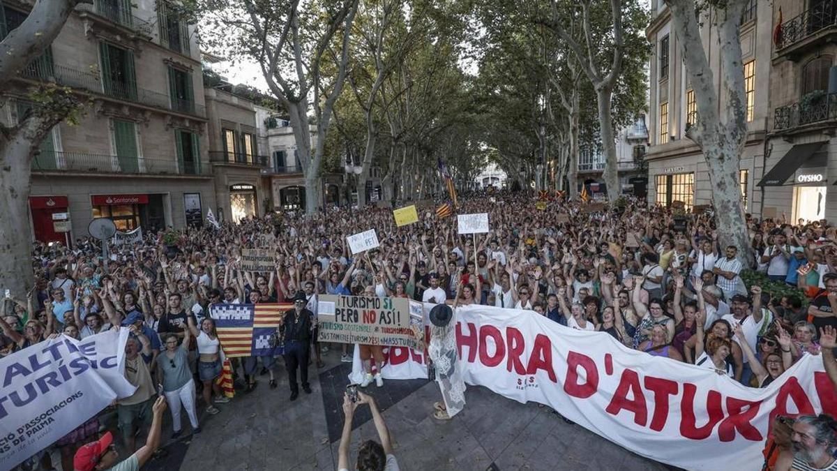 La manifestación contra la saturación turística en Mallorca de este julio reunió a miles de personas.