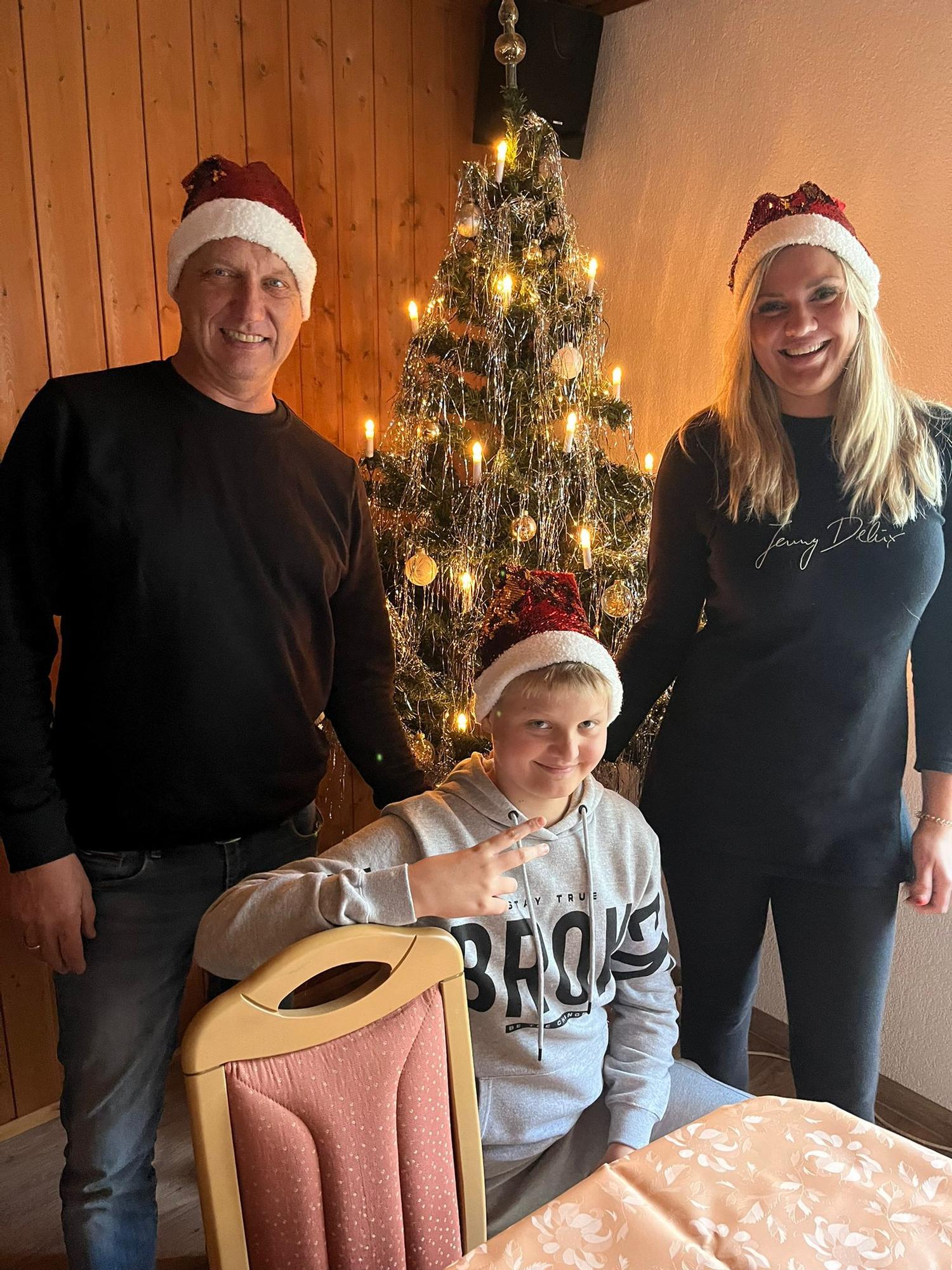 Achim und Jenny Thiesen mit Jennys Sohn Leon an Weihnachten 2022.