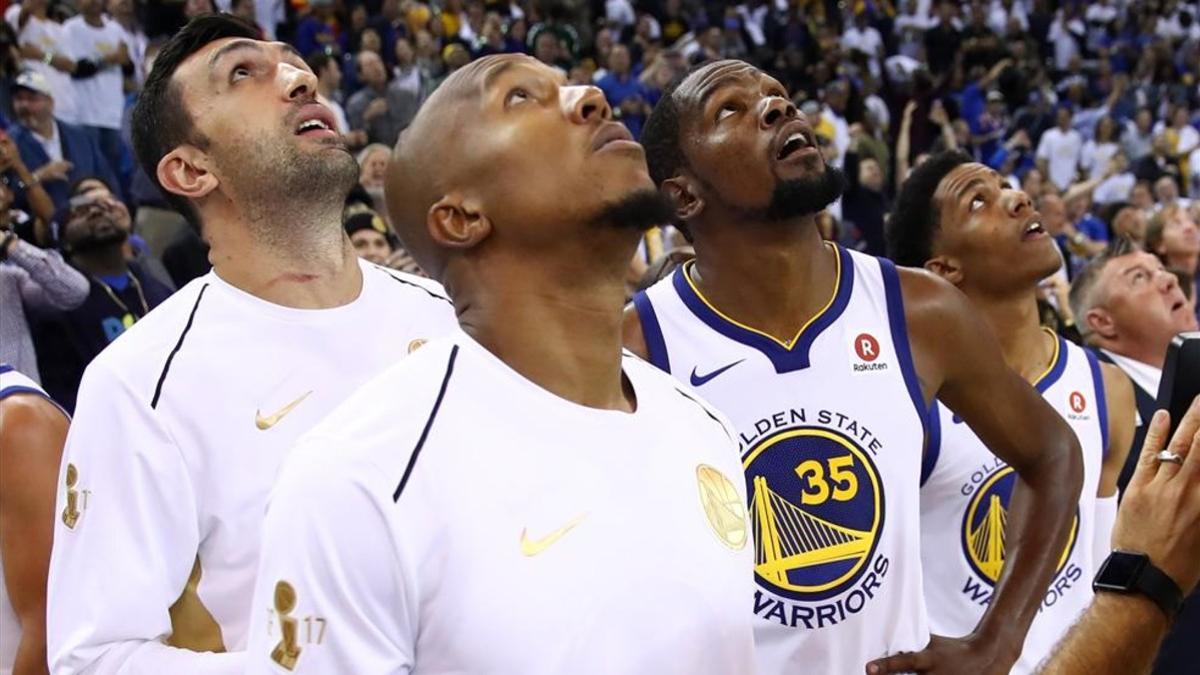 Pachulia, West y Durant observando la repetición que les dejó sin triunfo