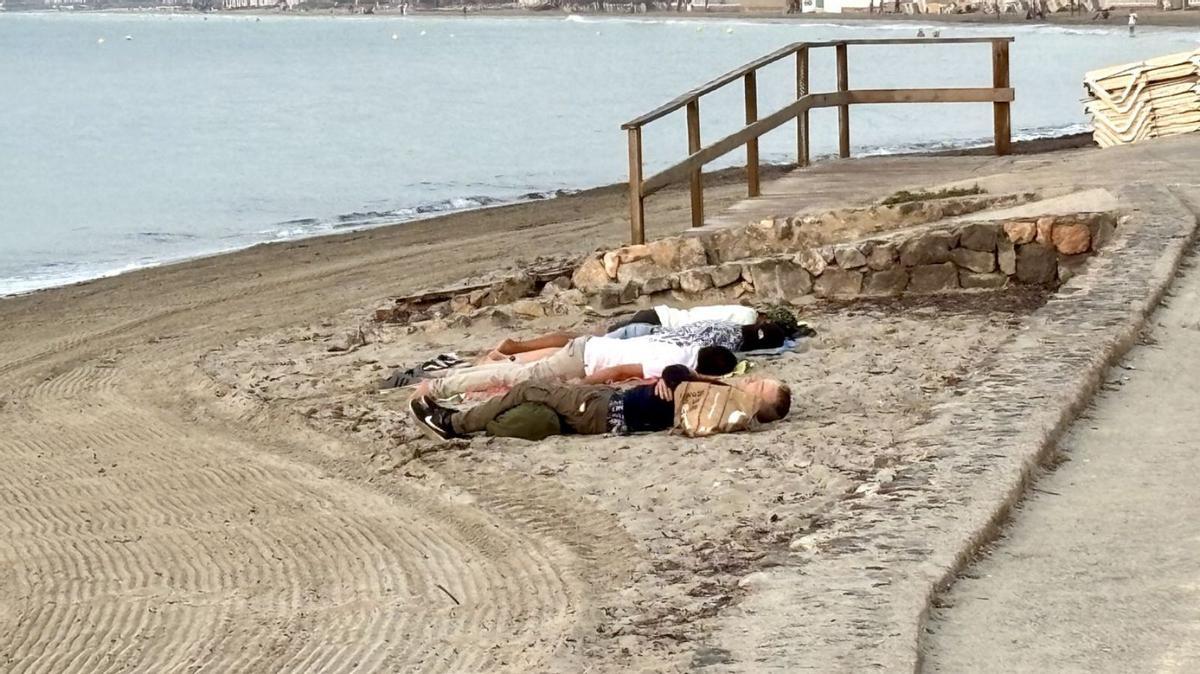 Dormidos con el ruido del mar de fondo | FIRMA FOTO