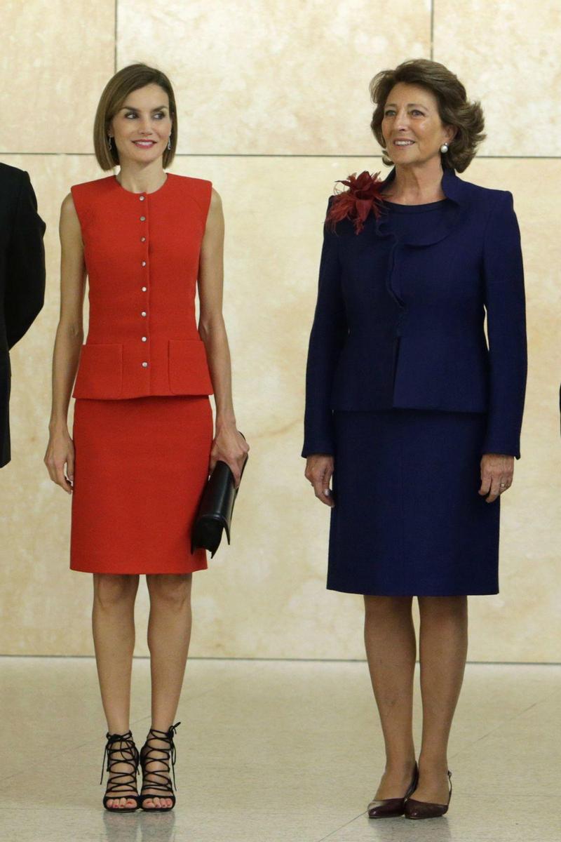 Letizia ORtiz con conjunto de Nina Ricci y sandalias de cordones