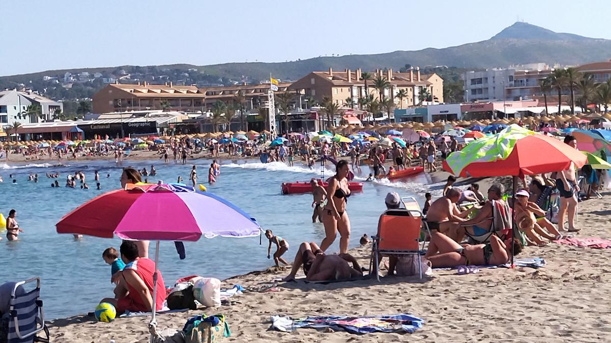 La playa del Arenal de Xàbia, a reventar de turistas