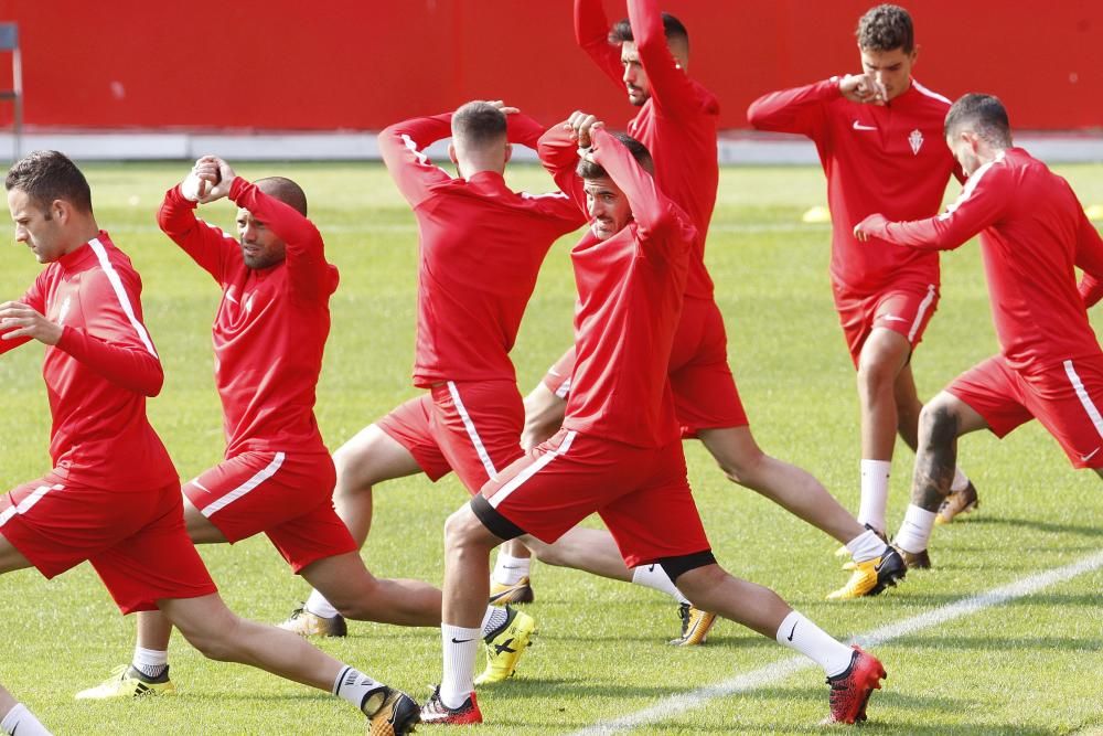 Entrenamiento del Sporting en El Molinón a puerta cerrada antes del derbi