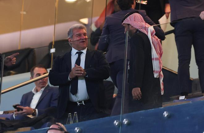 Joan Laporta en el palco del estadio Al-Awwal Park en la semifinal entre el FC Barcelona y el Osasuna.    Valentí ENRICH