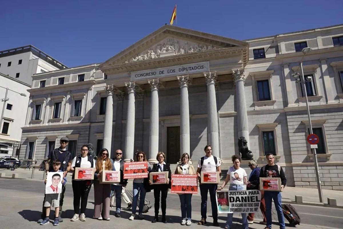 Cinco familias cuyos hijos han sido presuntamente asesinados por menores de edad posan ante el Congreso