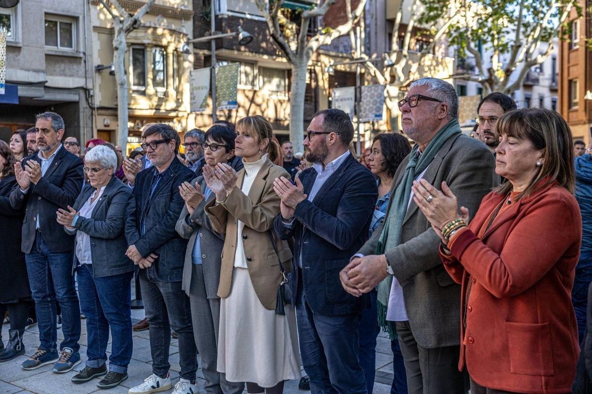 Concentración contra la violencia vicaria por el asesinato de una vecina del Prat del Llobregat de 43 años y de sus dos hijos de 8 años, presuntamente a manos de su marido.