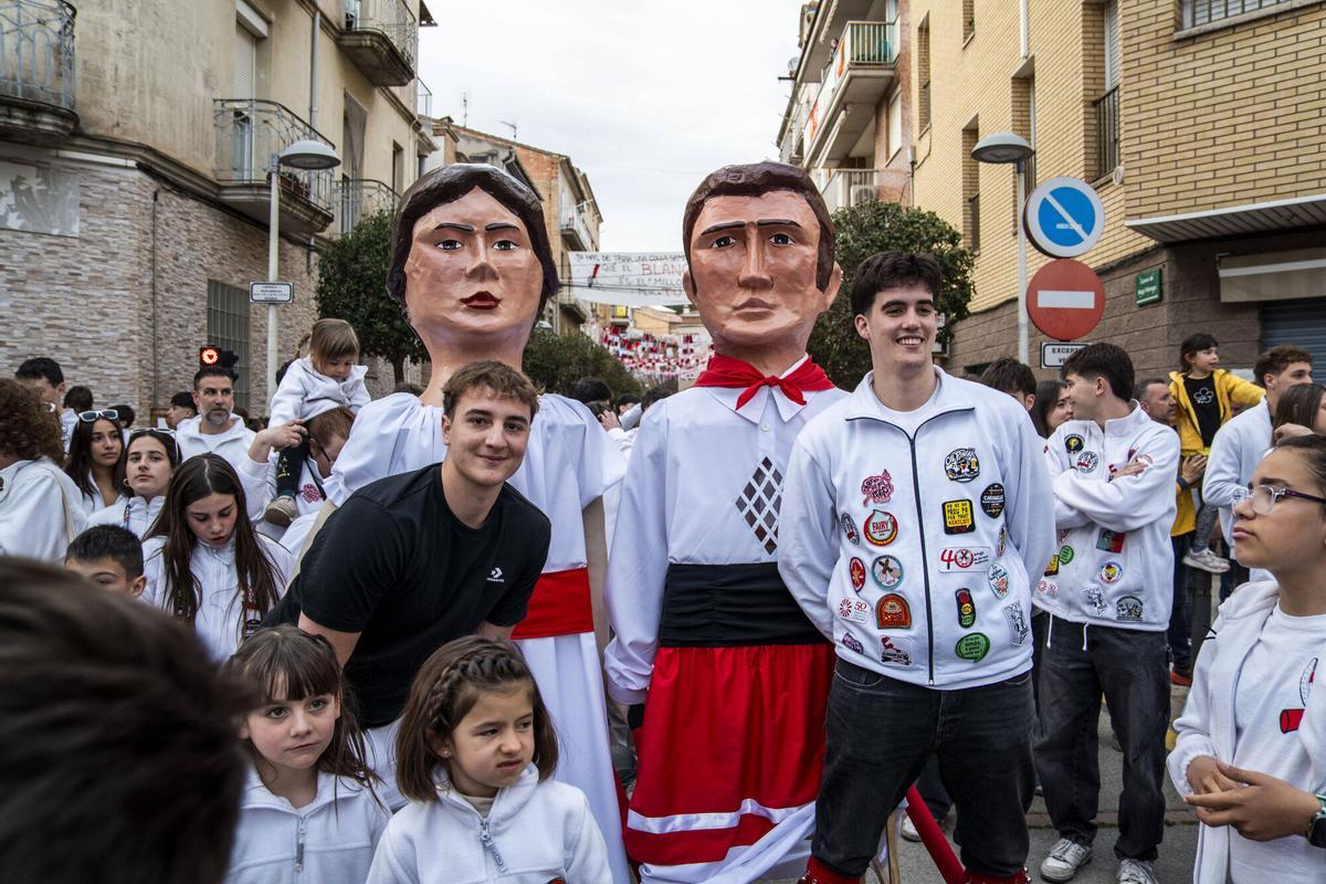 Imatges de l'estrena dels nous gegantons de l'Agrupació Sardanista de Súria, el Miquel i la Maria