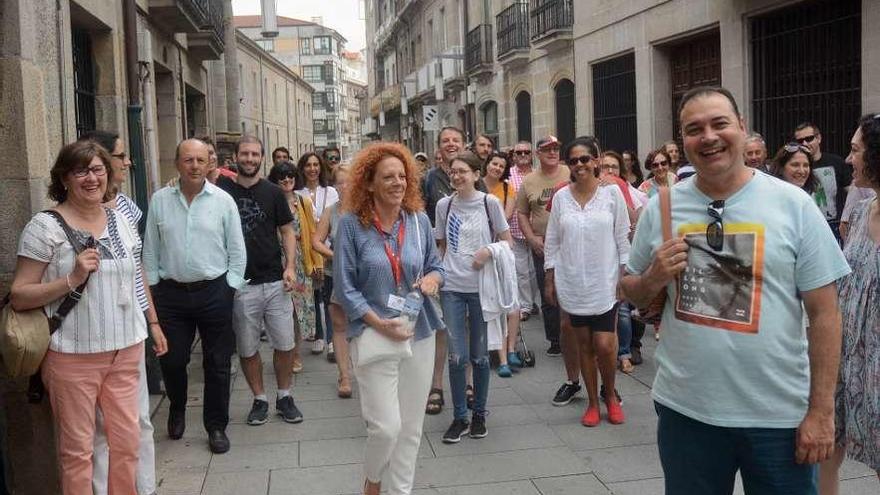 Un grupo de turistas durante su recorrido por el casco histórico de Pontevedra. // Rafa Vázquez