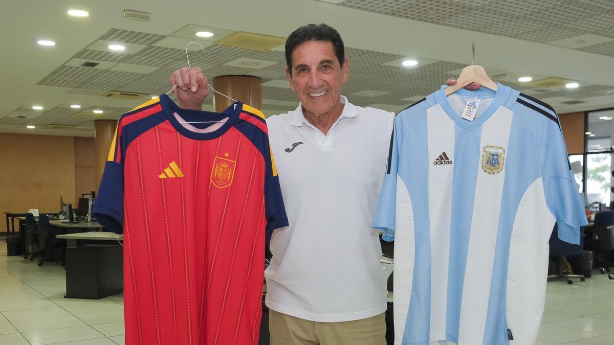 Daniel Carnevali posando con las camisetas de España y Argentina.