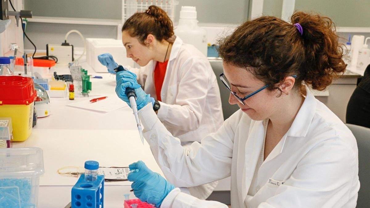 Dos científicas del Laboratorio de Investigación en Plaquetas del ISPA.