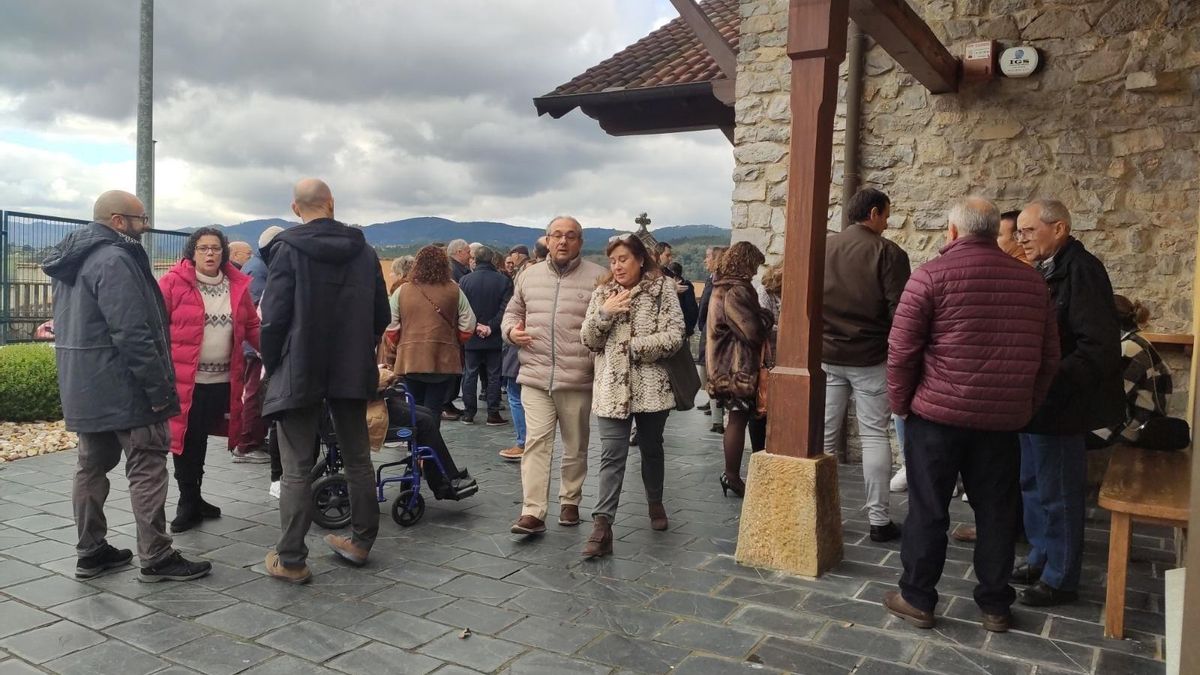 El exterior del tanatorio de Villaviciosa durante el velatorio.