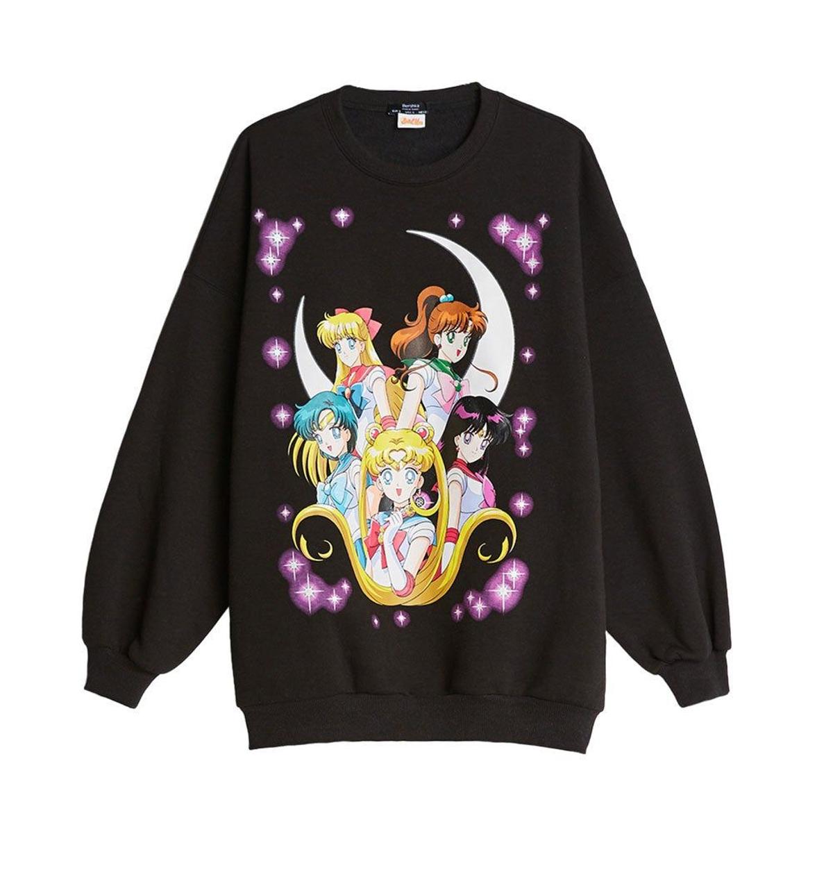 Sudadera negra oversize con estampado Sailor Moon x Bershka. (Precio: 25,99 euros)