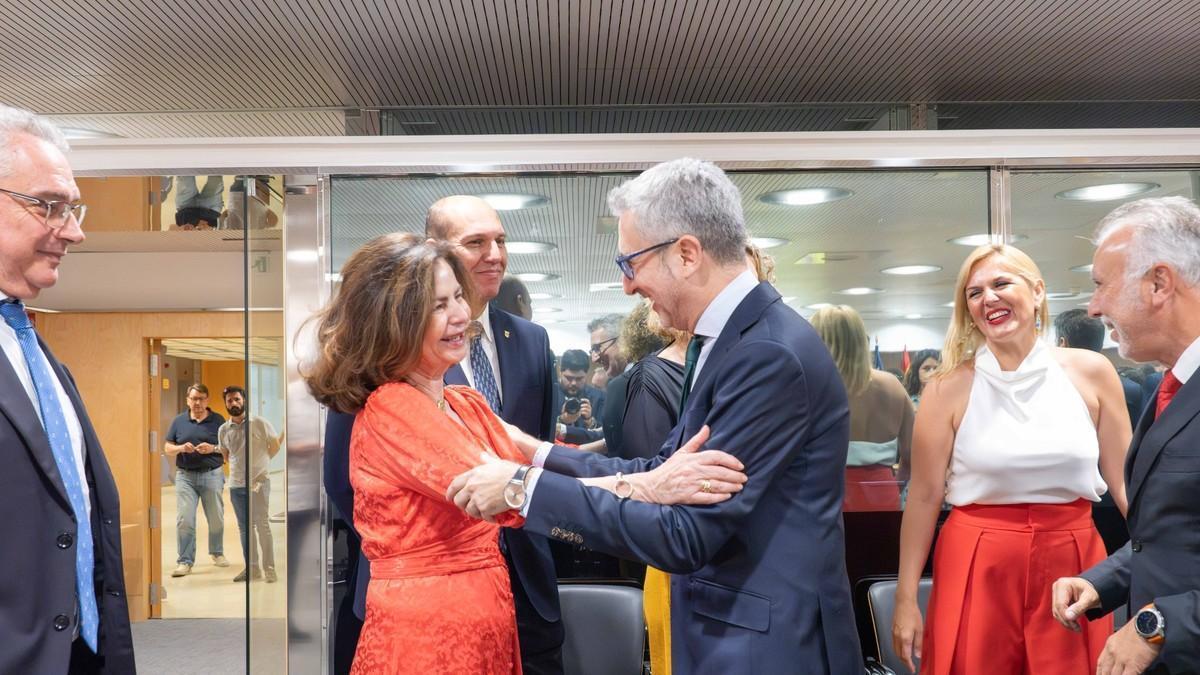 La consejera canaria de Hacienda, Matilde Asián, saluda al ministro de Hacienda, Arcadi España, en la reunión del Consejo de Política Fiscal y Financiera, este lunes.