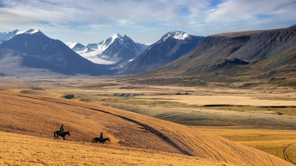 Para llegar a mongolia, los viajeros tenían que cruzar las estepas de Kazajistán.