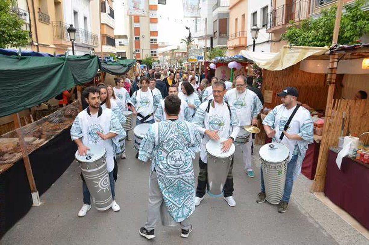 La feria artesana ha estado amenizada por la música de una batucada.