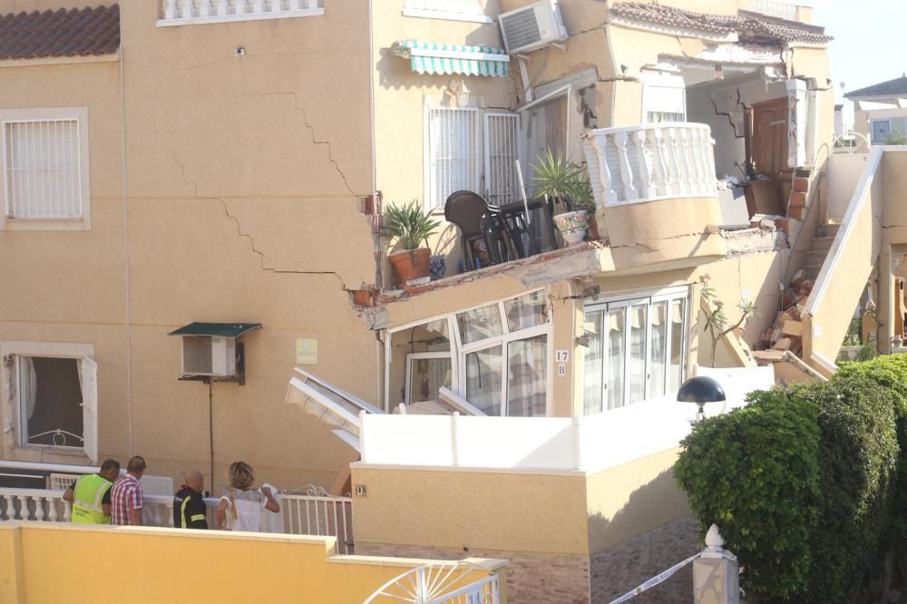 Rescatadas cuatro personas con vida tras el derrumbe de un bungaló en Orihuela Costa